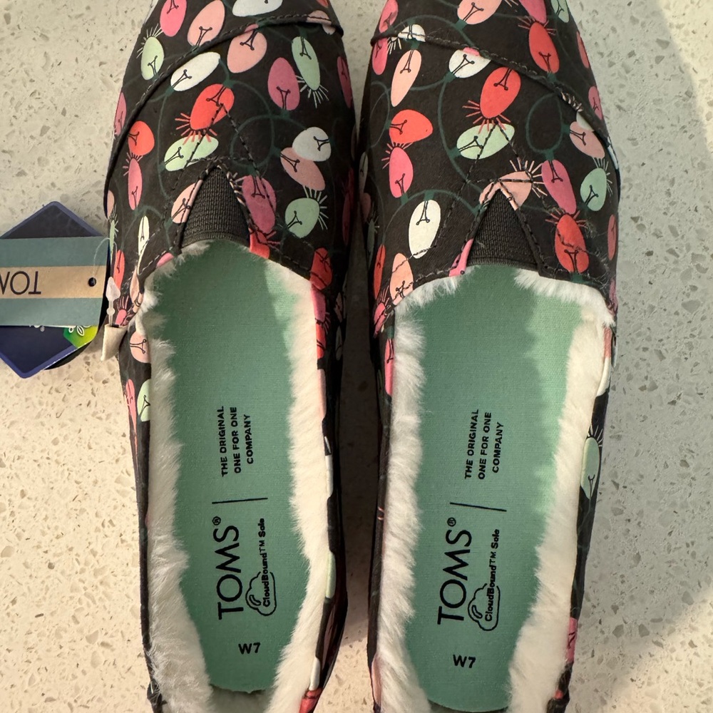 TOMS NWT Women's Christmas glow in the dark lights Pattern Flats alpargata